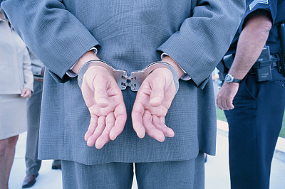 員工被行政拘留 用人單位可否以曠工為由解除勞動合同？